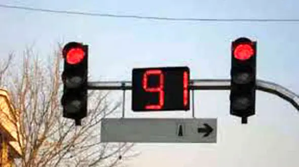 فیلم / ببینید چطور راحت در جیرفت از چراغ قرمز عبور می‌کنند