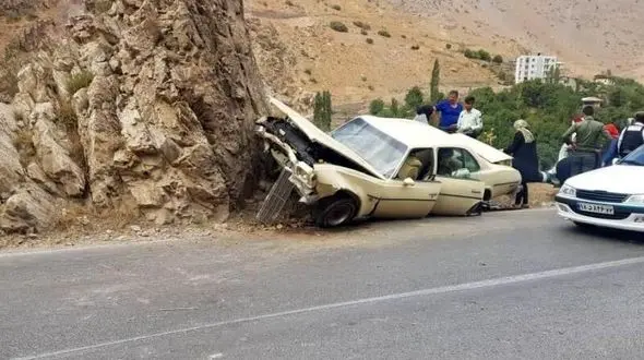برخورد عجیب خودروی آمریکایی با کوه در جاده چالوس + عکس