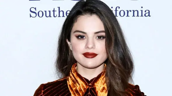 سلنا گومز برای جشن تولد نامزد هپلی اش بانوی قرمز پوش می شود