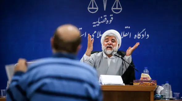 انتقاد وکیل مدافع متهم ردیف سوم پرونده موسوم به فساد نفتی از برگزاری غیرعلنی جلسه بعدی دادگاه