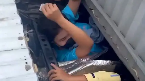 فیلم عجیب ترین جاسازی انسان در ماشین / واقعا باور نمی کنید