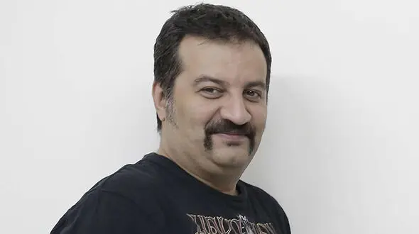سینه به پایین رضا شاه اشکالی نداشت؟!