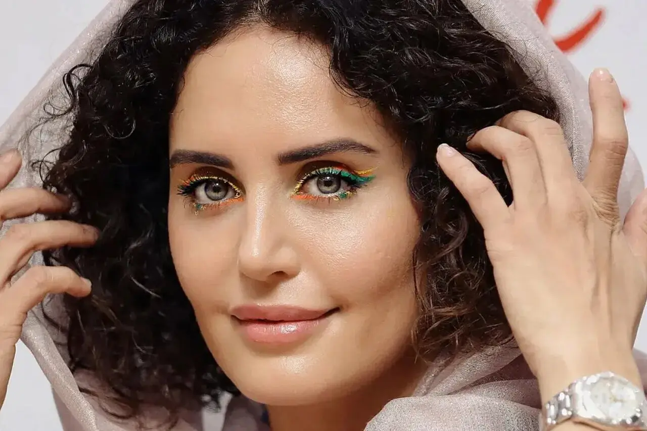 وکیل الناز شاکردوست: او به یک سال حبس تعزیری و محرومیت از فعالیت های سیاسی، مجازی و هنری محکوم شد