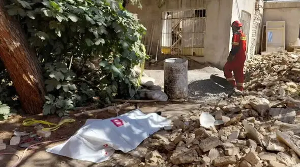 زنده زنده دفن شدن مرد 55 ساله زیر آوار یک خانه