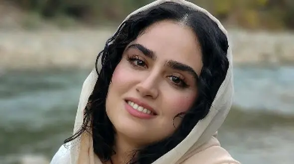 عکس هنری و زیبای هانیه غلامی در پله‌های خانه لاکچری و شاهانه که سراسر از چوب ساخته شده