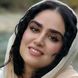 عکس هنری و زیبای هانیه غلامی در پله‌های خانه لاکچری و شاهانه که سراسر از چوب ساخته شده
