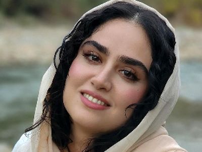 عکس هنری و زیبای هانیه غلامی در پله‌های خانه لاکچری و شاهانه که سراسر از چوب ساخته شده