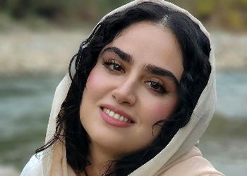 عکس هنری و زیبای هانیه غلامی در پله‌های خانه لاکچری و شاهانه که سراسر از چوب ساخته شده