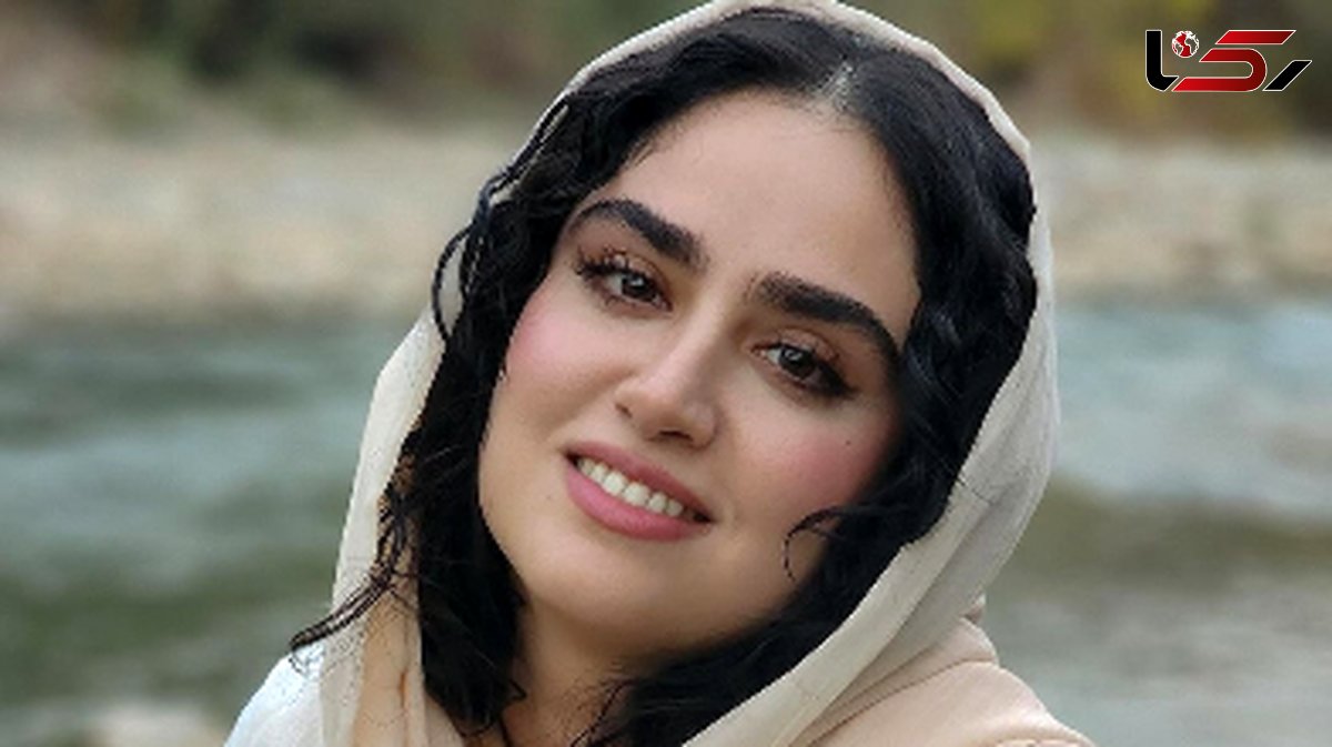 عکس هنری و زیبای هانیه غلامی در پله‌های خانه لاکچری و شاهانه که سراسر از چوب ساخته شده