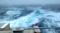 طوفان مهیب هاروی، کشتی کانتینر بر را از کنترل خارج کرد + فیلم