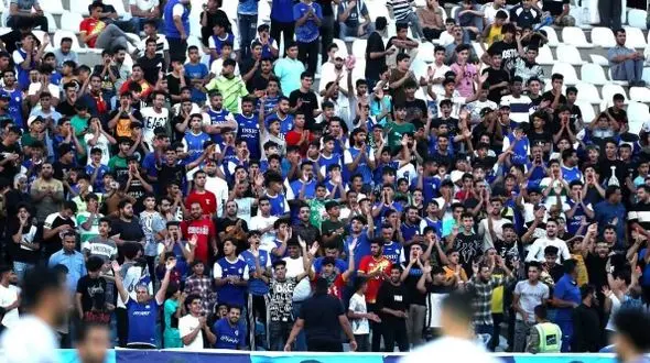 فیلم/ جمع هواداران ناراضی استقلال مقابل هلدینگ خلیج فارس