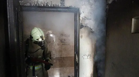 انتشار شدید دود ناشی از آتش سوزی در برج مسکونی + عکس