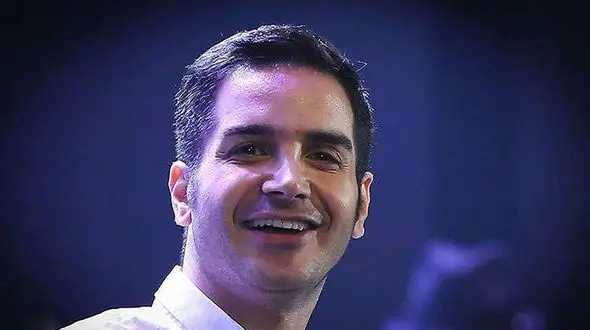 محسن یگانه درکنار خواهرهای  خانم دکترش