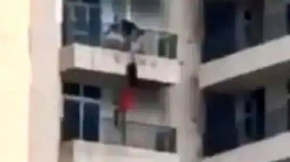 فیلم سقوط دردناک یک زن از طبقه نهم / او با شوهرش درگیر شد