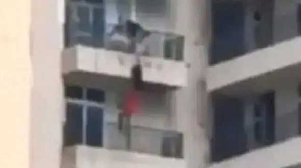 فیلم سقوط دردناک یک زن از طبقه نهم / او با شوهرش درگیر شد