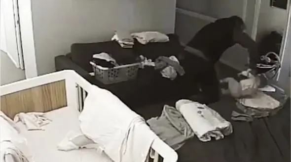 وقتی یک پدرمی خواهد همزمان از دو نوزاد مراقبت کند+ فیلم