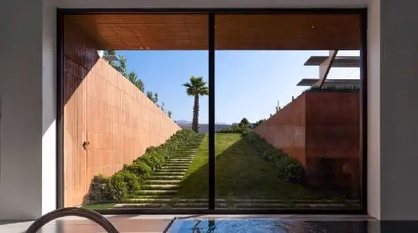 خانه‌ ای با معماری خاص در کرج: ترکیب استادانه برونگرایی و درونگرایی + عکس‌