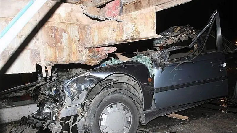 تصادف پژو با کامیون