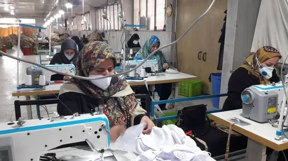 تعطیلی خط تولید لباس نظامی، آغاز تولید ماسک و لباس حفاظتی / برای مقابله با کرونا + عکس 