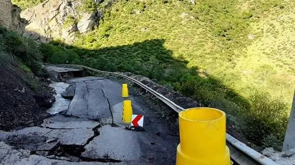 آزادراه چالوس - مرزن‌آباد دچار رانش شد + عکس