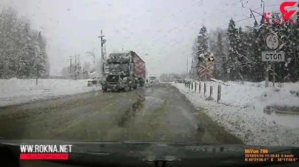 حادثه وحشتناک / تصادف شاخ به شاخ دو تریلی در جاده برفی + فیلم