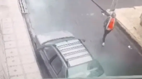 فیلم صحنه سرقت پژو در روز روشن در اسلامشهر / دزد خونسرد فرار کرد