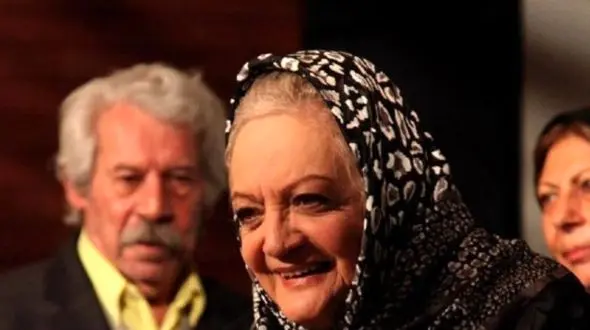 نگاه روز | «لیلا فروهر در آغوش شهلا ریاحی» در نمایی از فیلم چهار خواهر؛ سال 46