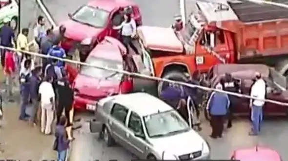  کامیون 5 ماشین را له کرد + فیلم و عکس