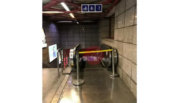 حادثه عجیب در مترو دروازه دولت / مسافران در پله برقی روی هم افتادند + جزییات