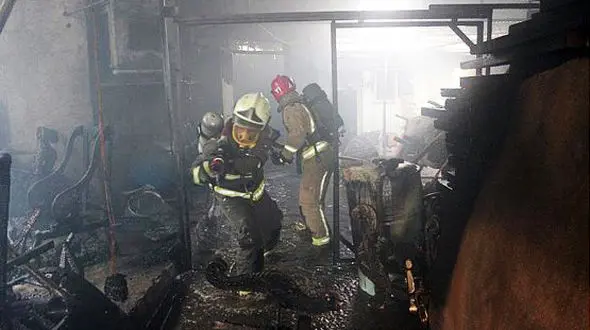 دختران 3 قلو در آتش سوزی بزرگ تهران گرفتار شدند + عکس