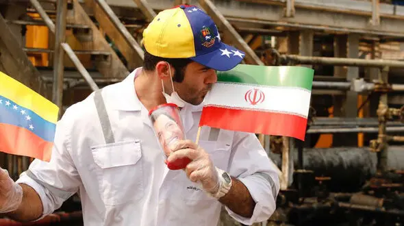 بوسیدن پرچم کشورمان توسط یکی از فرماندهان نفت کش فورچون 
