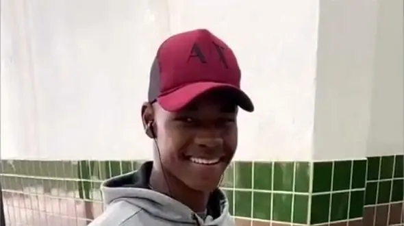 ببینید / جنون دیوانه‌ وار یک دانش‌آموز فرانسوی بعد از رونمایی از بدل کیلیان امباپه + فیلم