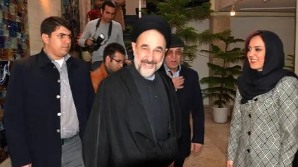 حضور سیدمحمد خاتمی، رئیس جمهور سابق در پشت صحنه تئاتری با بازی بهاره رهنما+عکس