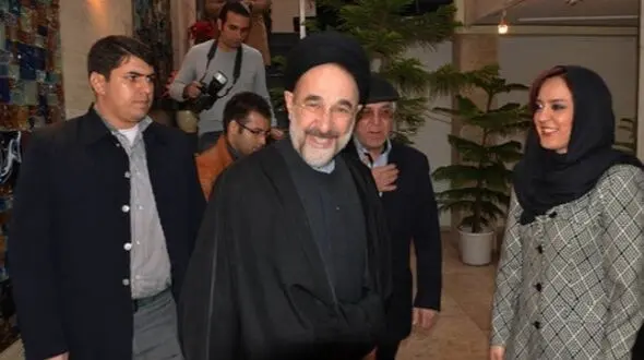 حضور سیدمحمد خاتمی، رئیس جمهور سابق در پشت صحنه تئاتری با بازی بهاره رهنما+عکس