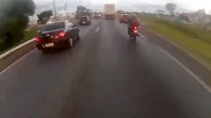 مرگ موتورسوار در جاده بر اثر اصابت جسم عجیب + فیلم