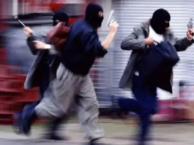 فیلم صحنه تیراندازی و سرقت مسلحانه از فروشگاه مواد غذایی در مرکز ایرانشهر