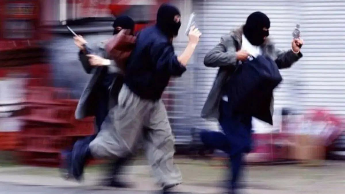 فیلم صحنه تیراندازی و سرقت مسلحانه از فروشگاه مواد غذایی در مرکز ایرانشهر