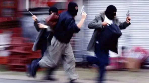 فیلم صحنه تیراندازی و سرقت مسلحانه از فروشگاه مواد غذایی در مرکز ایرانشهر