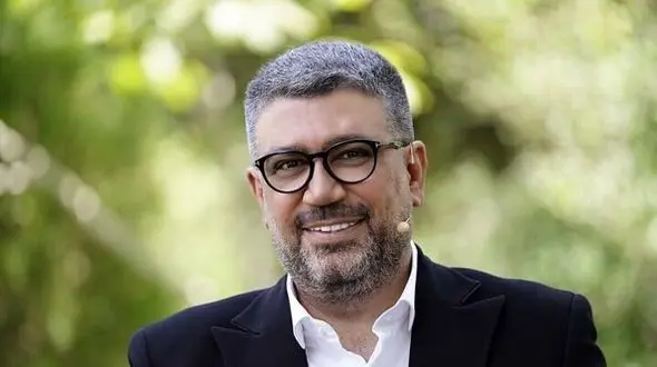 عکس/ یادی کنیم از  شوخی جالب رضا رشیدپور با دکور منزل رئیس جمهور / دکتر پزشکیان هم که باشی رو مبلی رو بر نمیداری!