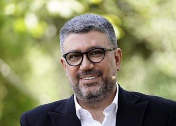 عکس/ یادی کنیم از  شوخی جالب رضا رشیدپور با دکور منزل رئیس جمهور / دکتر پزشکیان هم که باشی رو مبلی رو بر نمیداری!