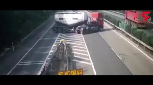 اقدام جنون آمیز راننده تریلی روانی که خلاف جهت اتوبان حرکت می کرد+ فیلم