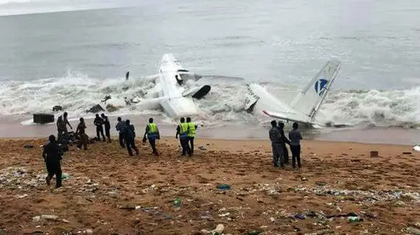 سقوط یک هواپیما در ساحل دریا+عکس