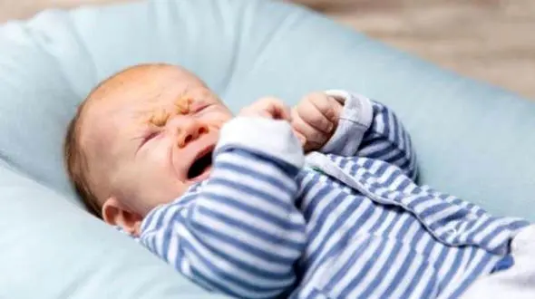 نجات نوزاد 9 ماهه به کمک مامورین اورژانس