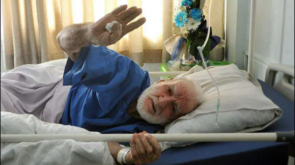 استاد چیره دست دوتار روی تخت بیمارستان+عکس