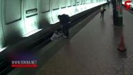 فیلم لحظه افتادن مرد نابینا مقابل قطار