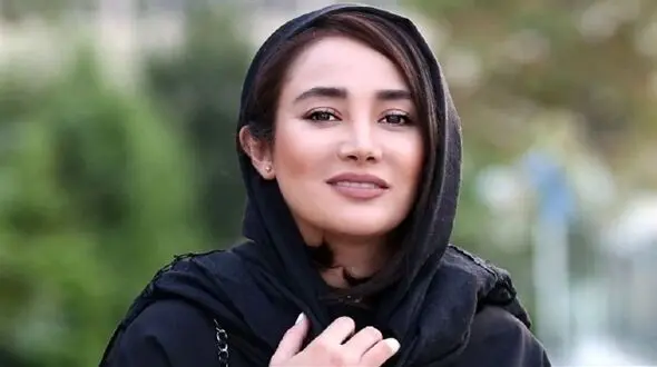 شب یلدا ۱۴۰۴ در خانه بهاره افشاری با یک پیام خاص/ دوست خوب عامل خوش بختی است /جهان و کارِ جهان جمله هیچ بَر هیچ است+ استایل یلدایی خانم بازیگر