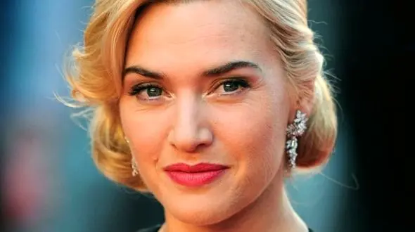 بازیگر معروف زن صدایش را قرض می دهد + عکس