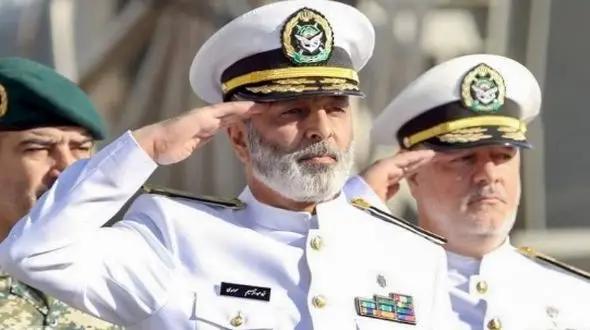 عکس؛ سفر به تاریخ؛ بازدید شبانۀ «سرلشکر موسوی» از یگان چتربازهای ارتش؛ سال 1398