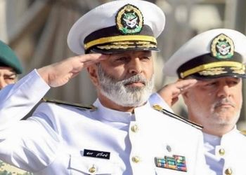 عکس؛ سفر به تاریخ؛ بازدید شبانۀ «سرلشکر موسوی» از یگان چتربازهای ارتش؛ سال 1398