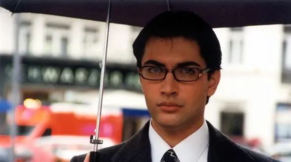 عکس / تیپ و استایل محله ای پارسا پیروزفر سوپر استار چشم سبز / از موهای فرفری و سیگار به لب تا شکستن گردو با چاقو!!